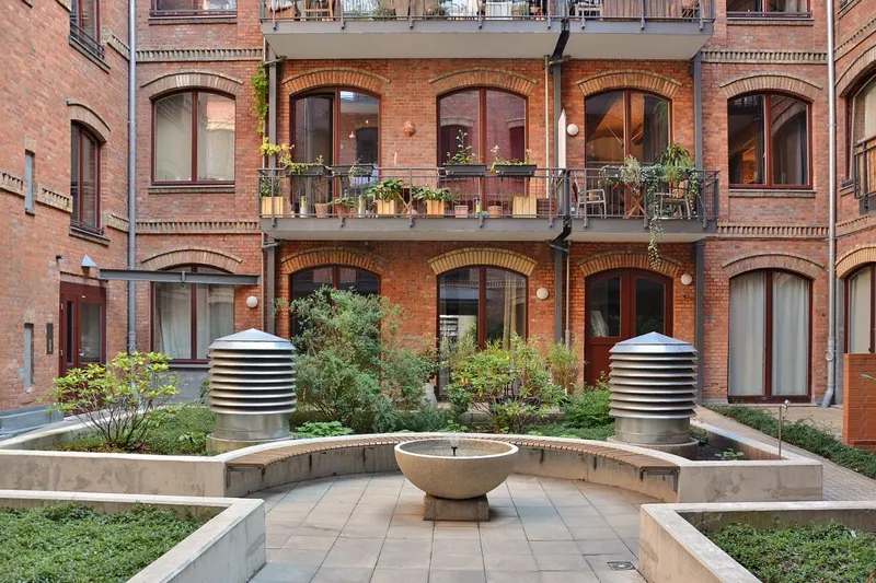 Möbliertes 2-Zi-Loft mit Terrasse – Prenzlauer Berg | Furnished 2-room loft, terrace — photo 1